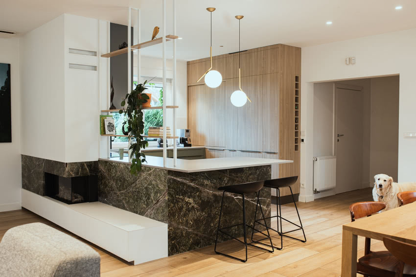 Kuchenna wyspa i zabudowa kominka tworzą...