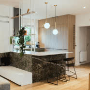 Klimatyczny dom w stylu modern retro. Wyposażono go w meble z lat 70.!