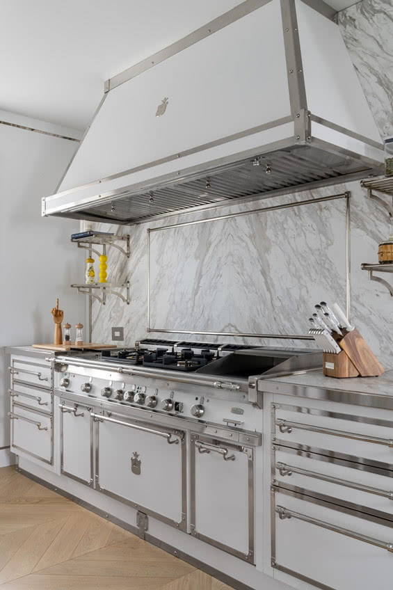 kuchnia z dużym okapem