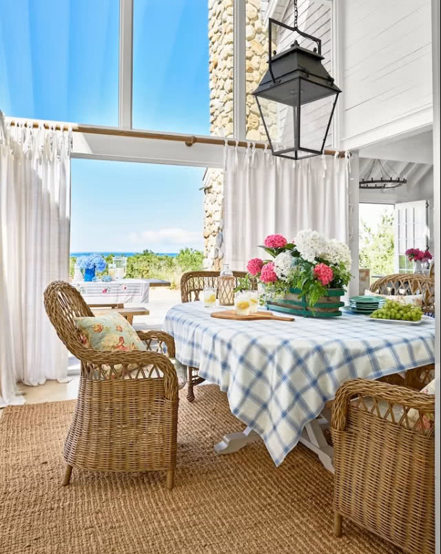 salon z wiklinowymi fotelami