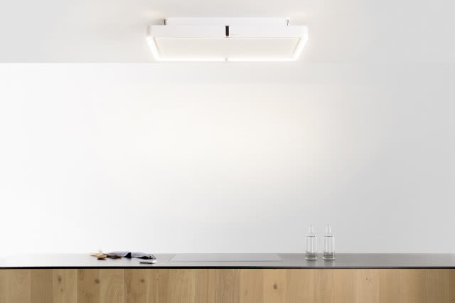 Przyjemność gotowania z okapami NOVY! Biały okap sufitowy, drewniane fronty kuchenne