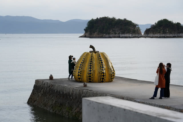 instalacja w kształcie dyni