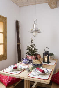 W kąciku jadalniany stół i ławy, podobnie jak wszystkie drewniane elementy w tym domu, są dziełem lokalnego stolarza