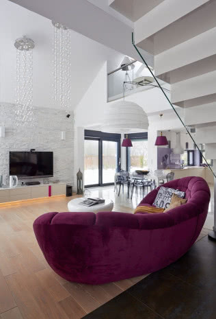 Biały salon z fioletową kanapą