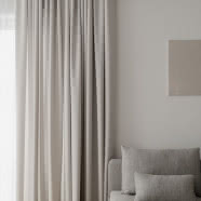 Mieszkanie singielki urządzone w spokojnych barwach