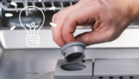 Zapomnijcie o nabłyszczaczu do zmywarki. Składnik za 1 zł perfekcyjnie poleruje