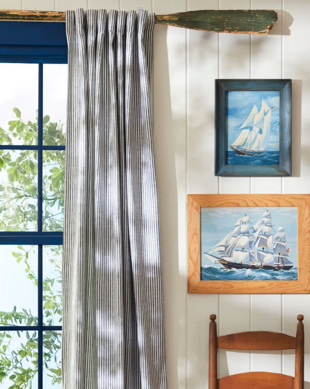 zbliżenie na obrazy i karnisz zrobiony z wiosła