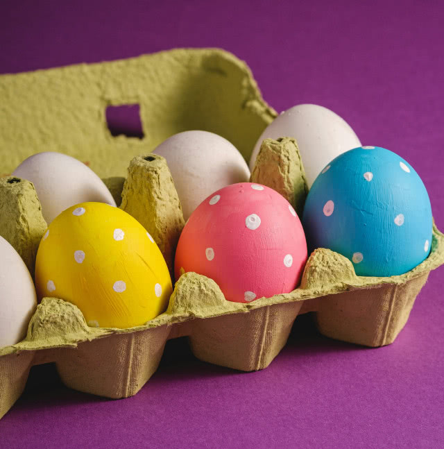 Naturalnie kolorowe, czyli różowe i niebieskie jajka na Święta