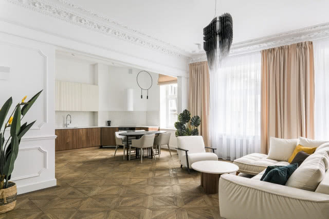 Salon z aneksem kuchennym z drewnem w roli głównej