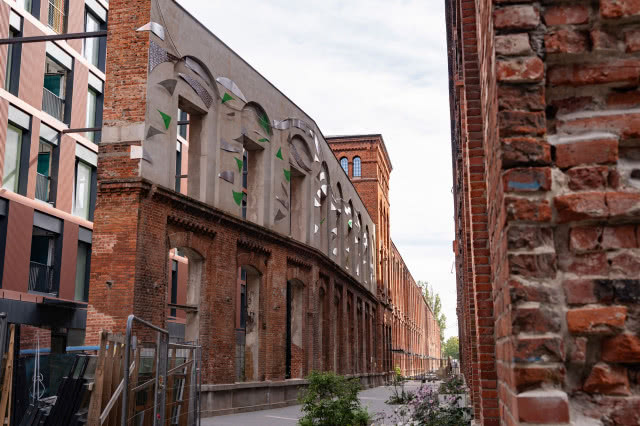 Zabytkowa architektura przemysłowa w Łodzi. Ceglane budynki dawnej fabryki w kompleksie Fuzja, miejscu wydarzeń Łódź Design Festival.