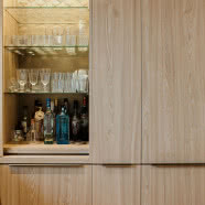 Klimatyczny dom w stylu modern retro. Wyposażono go w meble z lat 70.!