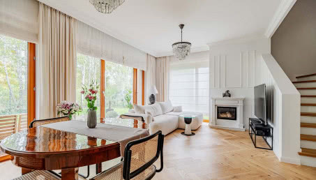 Podwarszawski dom: zaprojektowany z miłości do klasyki