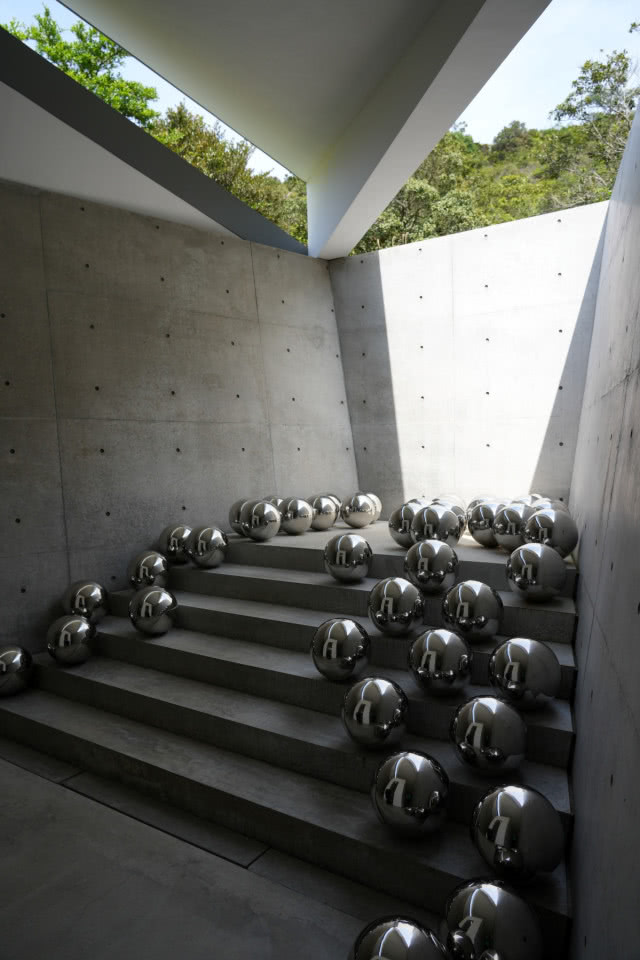 kule spadające po schodach