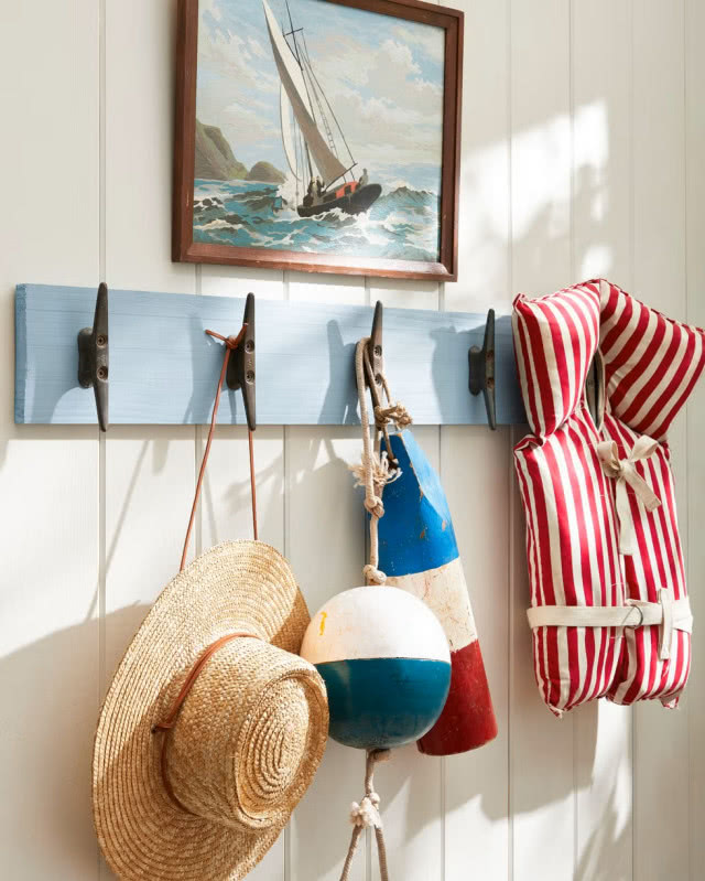 wieszak z kapeluszem