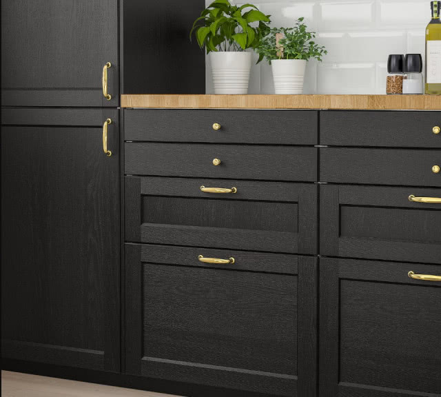 czarne, drewniane fronty kuchenne