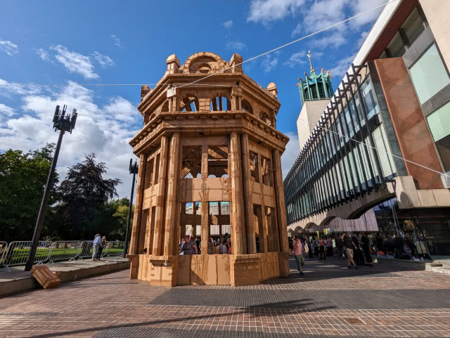 kamienica z kartonów