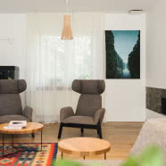 Klimatyczny dom w stylu modern retro. Wyposażono go w meble z lat 70.!