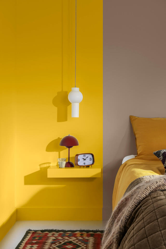 żółty kolor ścian w sypialni