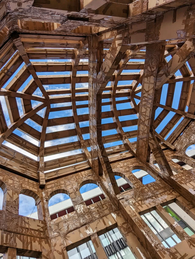 kamienica z kartonów