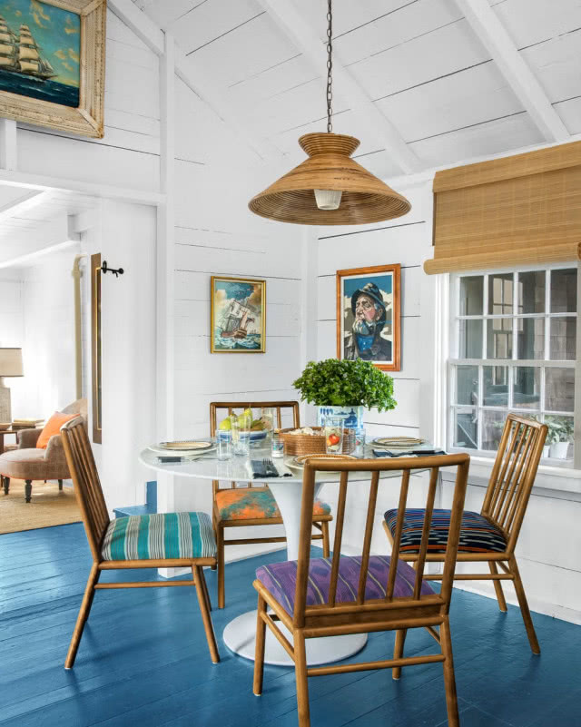 salon z niebieską podłogą