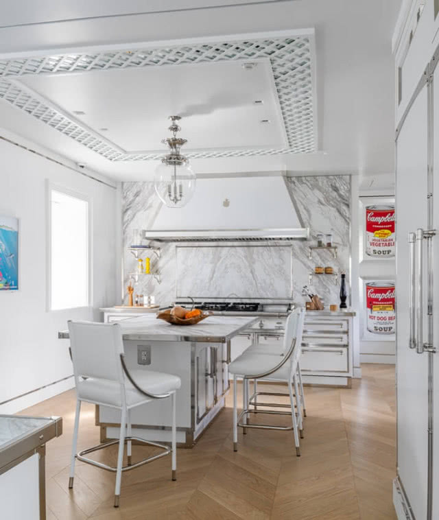 widok na krótszą z wysp z hokerami