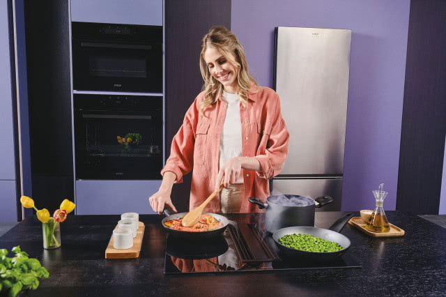 płyta grzewcza, Pani Gotuje potrawy, garnek, patelnia, piekarnik, lodówka