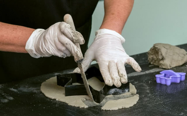 Dekoracje świąteczne z betonu DIY: Przy użyciu foremek odciśnij kształty, usuwając nożem nadmiar materiału