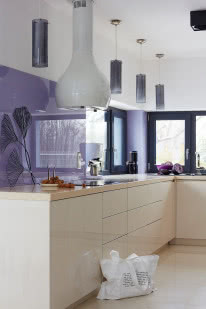 Fioletowe ściany w białej kuchni