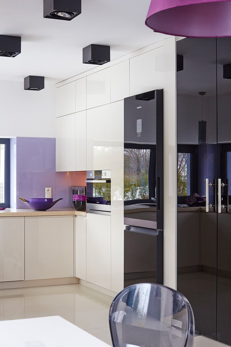 Czarne szkło (drzwi lodówki i winiarki) oraz...