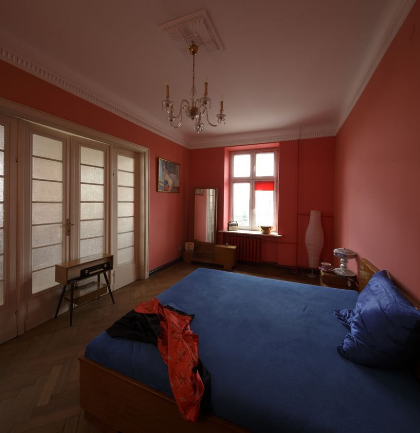 Sypialnia. Lustro z toaletką, zdobiące jej...