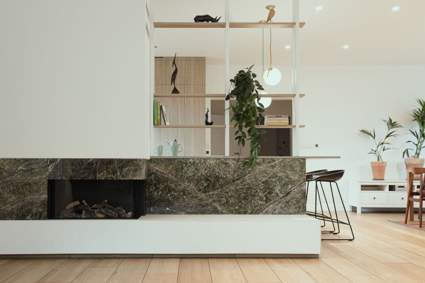 Na obudowie kominka znalazł się szlachetny...