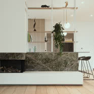 Klimatyczny dom w stylu modern retro. Wyposażono go w meble z lat 70.!