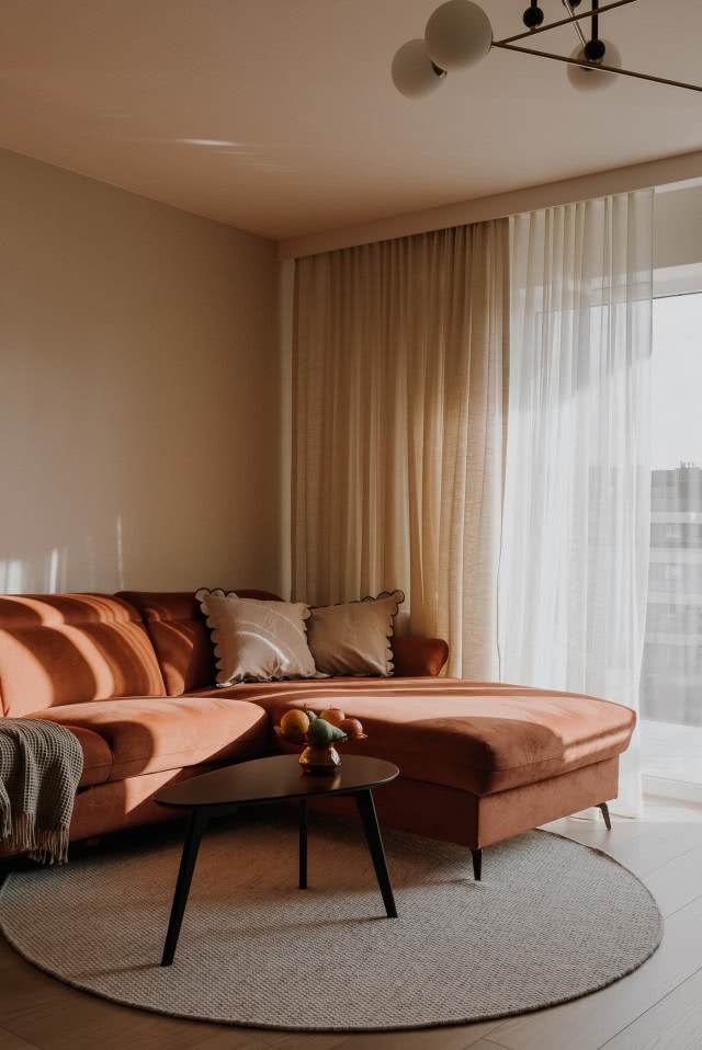 ruda kanapa w salonie