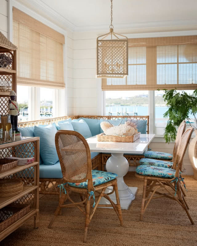 salon z ławą, wiklinowe żaluzje i lampa