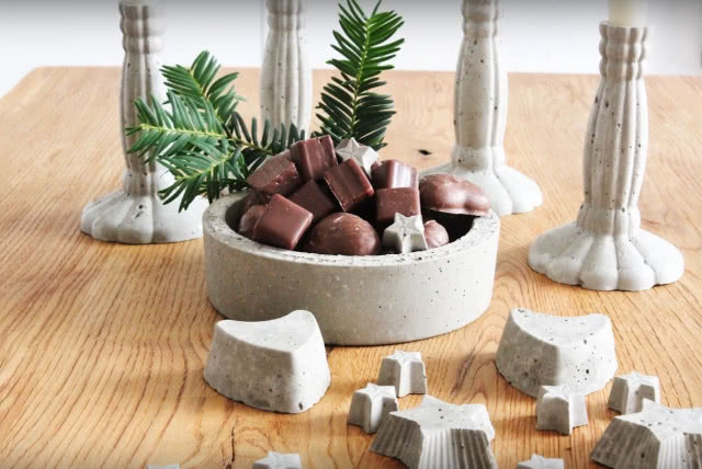 Własnoręcznie zrobionymi ozdobami świątecznymi z betonu