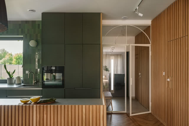 zielona kuchnia z drewnem