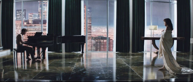 Christian Grey w swoim apartamencie z widokiem na Seattle.