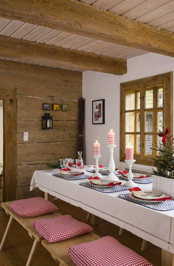 Świąteczny stół w wiejskiej chacie.