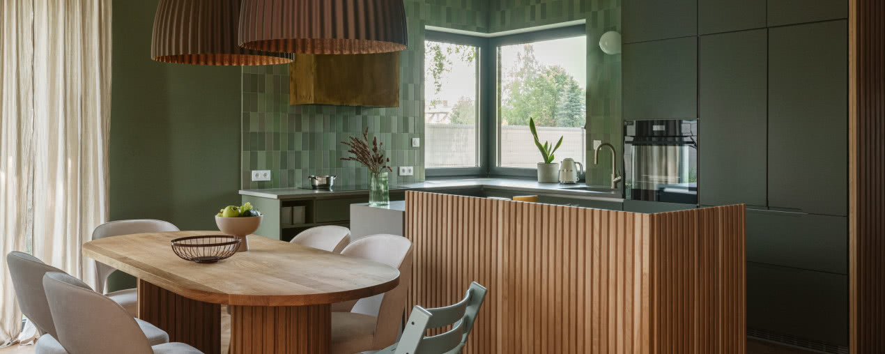 Nowoczesny bliźniak pod Warszawą. Dominuje tu zieleń i drewno!