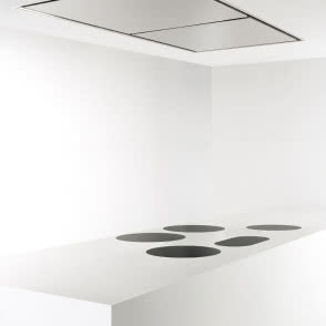 okap sufitowy biały, biała wyspa kuchenna