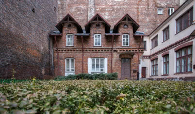 Wygląda jak domek dla lalek. Ta warszawska kamienica to prawdziwa perełka!