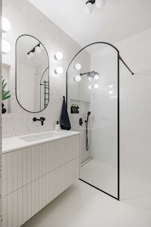 Czarno-biała łazienka na poddaszu