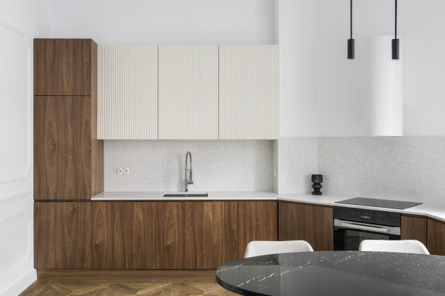 Kuchnia z drewnem i bielą