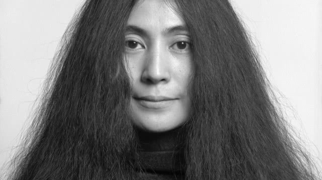 kobieta z długimi włosami