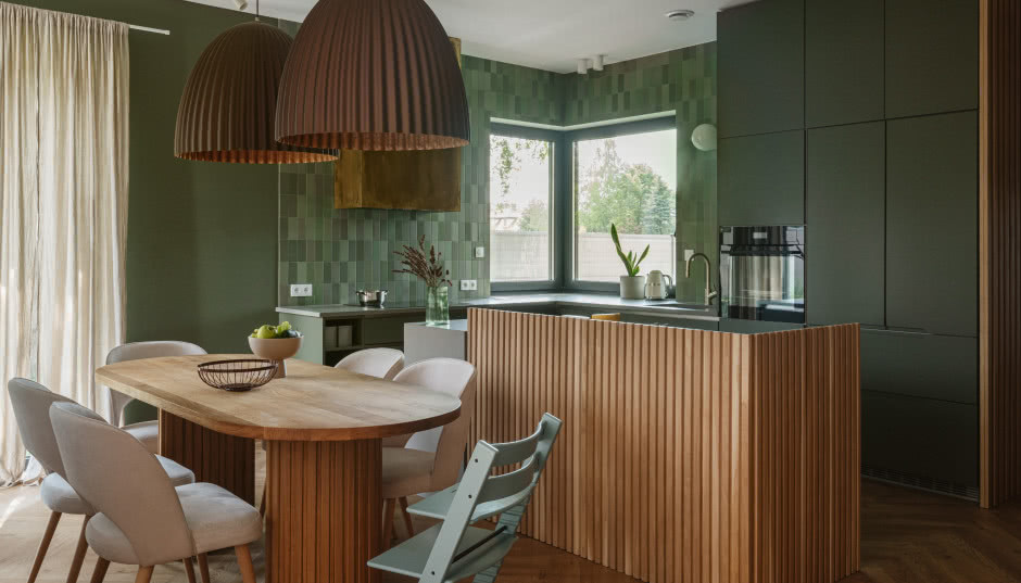 Nowoczesny bliźniak pod Warszawą. Dominuje tu zieleń i drewno!