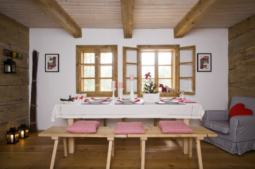 Piękny drewniany stół przygotowany na świąteczną...