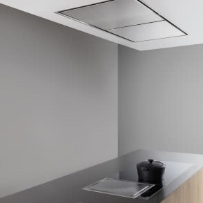 okap sufitowy, białe ściany, drewniane fronty kuchenne