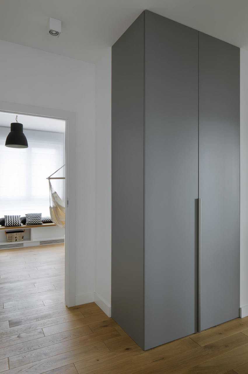 Szare szafy w różnych pomieszczeniach mają ten...