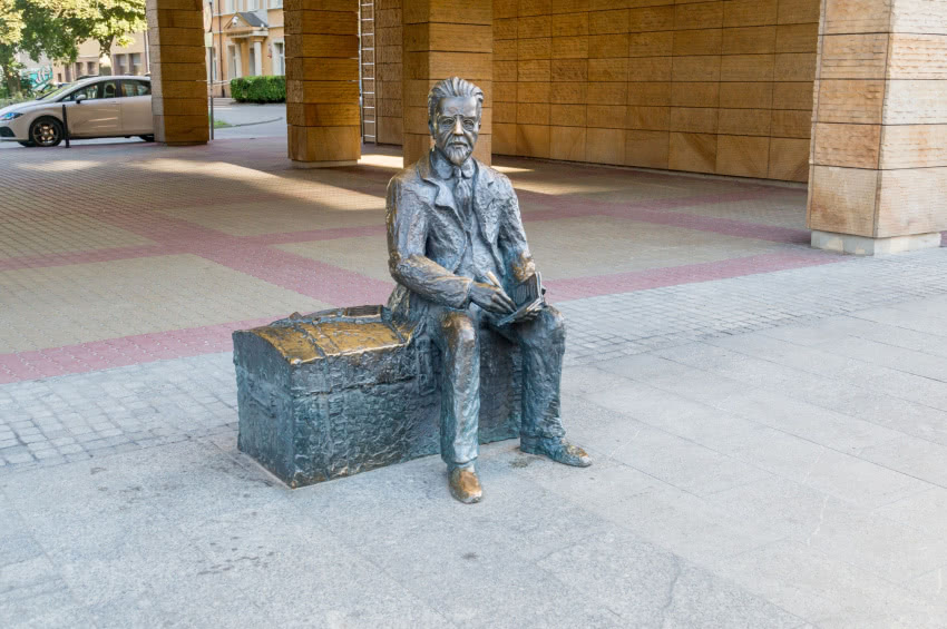 Pomnik Władysława Reymonta na skrzyni na ul....