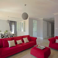 Apartament z czerwoną kanapą